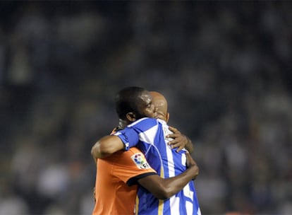 El delantero camerunés se abraza a Manuel Pablo en el último partido de Liga del año