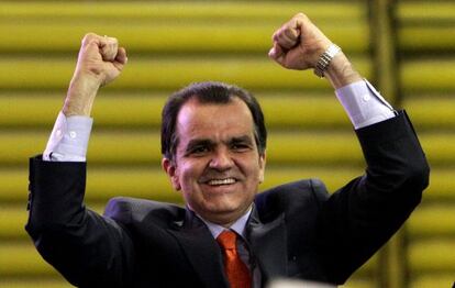 El exministro de Hacienda colombiano &Oacute;scar Iv&aacute;n Zuluaga alza los brazos el  s&aacute;bado 26 de octubre de 2013,tras su elecci&oacute;n como candidato a las elecciones presidenciales.
