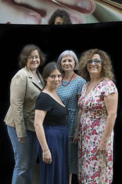 De izq a derecha Claudia Casanova , Laura Gomara, Alicia Giménez Bartlett y Liliana Escliar posan en la Semana Negra de Gijón.