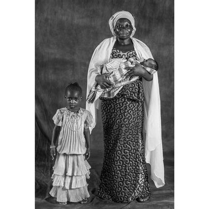 Mariama Barry, de 20 años, con su hija Adama Diao, de 3 años, y en brazos su recién nacido, aún sin nombre, pues en Senegal, al igual que en muchos otros países africanos es tradición no ponérselo hasta, mínimo, una semana después, a la espera de que sobreviva lo suficiente.