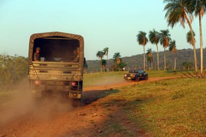 Caminhão do Exército circula na área de conflito entre os índios e os fazendeiros.