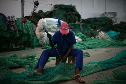 Taller de reparación de redes de Pescamar, en Beira.