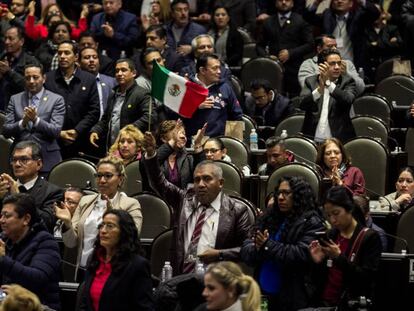 Un grupo de diputados, tras la votación.