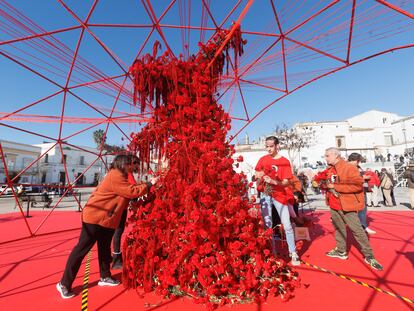 La instalación artística con 5.500 claveles realizada por Florenea de Jerez se concluyó justo al mediodía, hora en la que nació Lola Flores hace cien años.