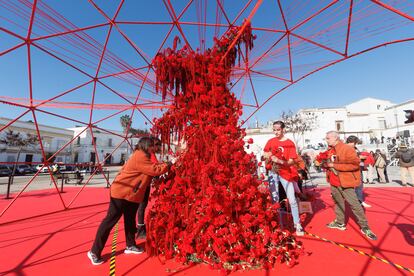 La instalación artística con 5.500 claveles realizada por Florenea de Jerez se concluyó justo al mediodía, hora en la que nació Lola Flores hace cien años.