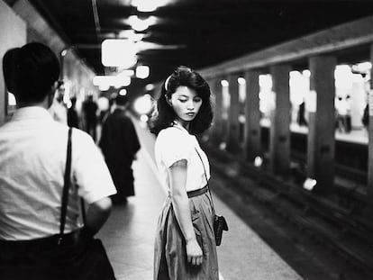 Chica en el metro, Tokio, 1984