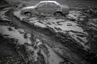 Un choche parcialmente sepultado de barro en la ciudad de Topcic Polje (Bosnia). Alrededor de 40 personas han muerto en Serbia, Bosnia y Croacia por las inundaciones de los últimos días, las peores desde hace 120 años.