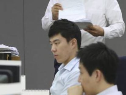 Una pantalla muestra información bursátil en Seúl (Corea del Sur). EFE/Archivo