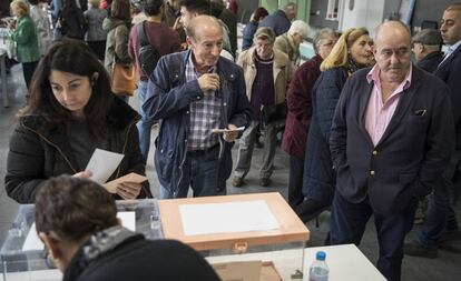 Electores valencianos hacen cola ante las urnas para votar este 10-N.