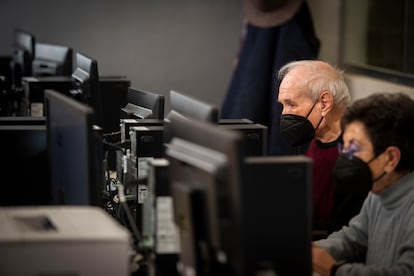 Una clase de informática en un centro de mayores de Madrid.