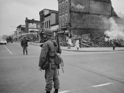 Un soldado vigila una calle de Washington DC poco despu&eacute;s de los altercados tras el asesinato de Martin Luther King en 1968.