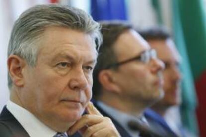 El comisario europeo de Comercio, Karel de Gucht (izq), da una rueda de prensa acompañado por el portavoz de la Dirección General de Comercio, John Clancy (2º izq), en Pekín (China). EFE/Archivo