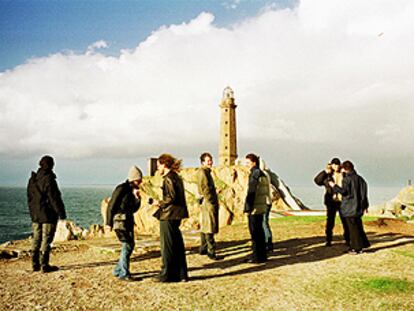 Un grupo de turistas en el faro de cabo Vilán, a la entrada de la ría de Camariñas, en la costa coruñesa.