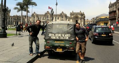 Los dos profesores en la Plaza de Armas de Lima.