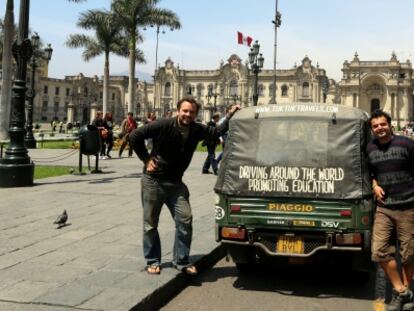 Los dos profesores en la Plaza de Armas de Lima.