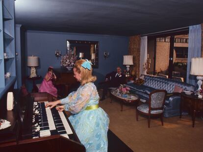 Martha Mitchell tocando el piano junto a su marido y su hijastra.