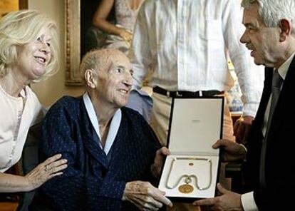 El científico Joan Oró recibe de manos del presidente Maragall la medalla de oro de la Generalitat.
/ JORDI BEDMAR