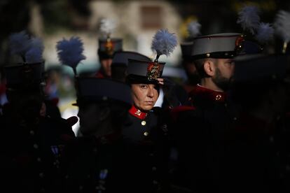 Una militar con el uniforme de gala de la Guardia Real se prepara para el desfile de las Fuerzas Armadas por las calles de Madrid.