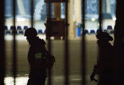 Policías en los aledaños del estadio de Hannover donde ha sido suspendido el amistoso entre Alemania y Holanda