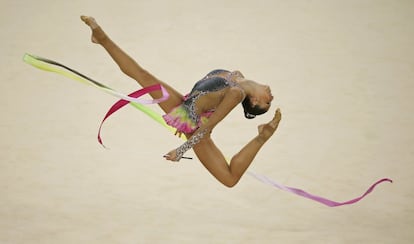 Carolina Rodríguez compite en ejercicio con la cinta en gimnasia rítmica.