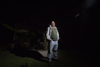 Victoriano Saczab, un agricultor dedicado al cultivo de cardamomo, está de acuerdo con la instalación de la hidroeléctrica Santa Rita. Los vecinos creen que recibía dinero de la empresa como compensación y por eso se construyó una bonita casa en medio de humildes construcciones de madera. La sospecha se convirtió en una verdad absoluta para el resto del pueblo y acabaron expulsándolo de la comunidad.