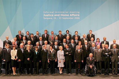 Fotografía de familia de los participantes de la reunión informal de ministros de justicia y del interior en Tampere, Finlandia.