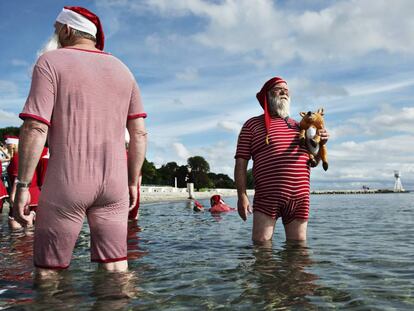 Santas de todo el mundo se reúnen el 19 de julio, segundo día de la 59ª Convención Mundial de Santas. El día se inicia con un baño por la mañana en la playa de Bellevue, al norte de Copenhague, Dinamarca.