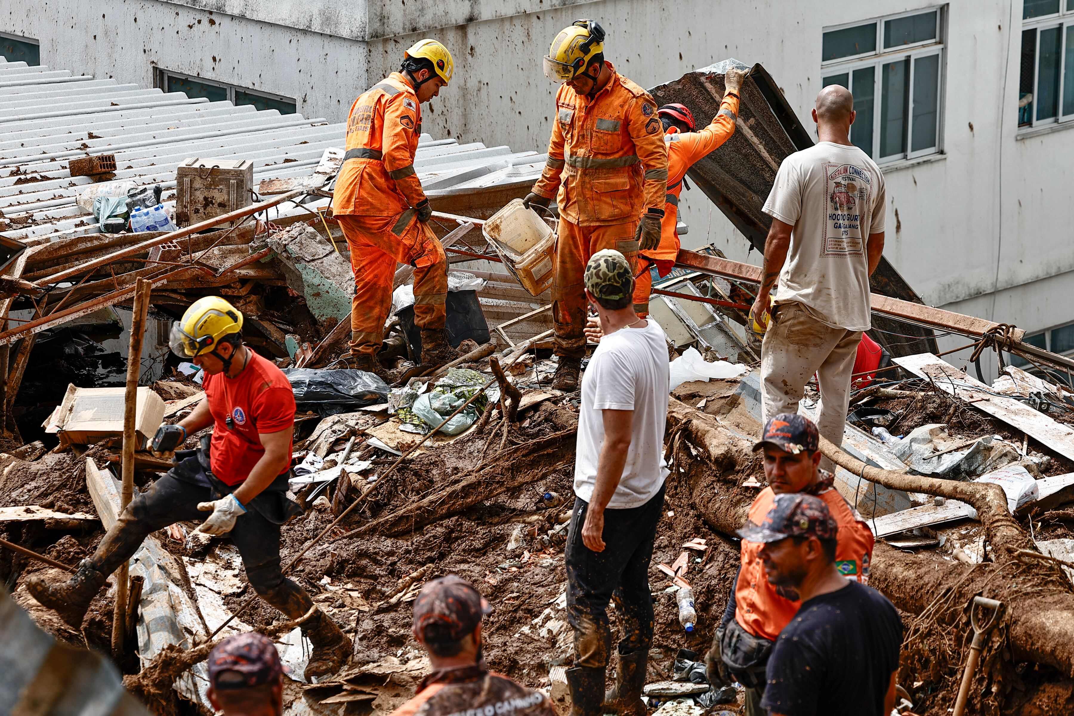 Ascienden a 53 los muertos por las lluvias torrenciales en Brasil mientras una veintena de personas siguen desaparecidas