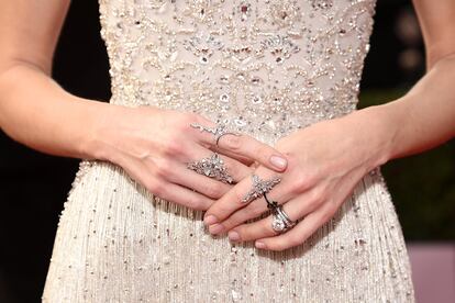 Allison Williams ya  lleva manicura natural.