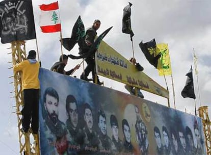 Partidarios de Hezbolá izan banderas sobre un muro en Beirut que recuerda a sus mártires, en señal de duelo por la muerte de Mugniyah.