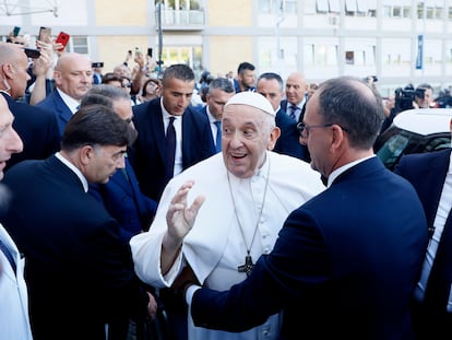 El papa Francisco, tras abandonar este viernes el hospital Gemelli, en Roma.