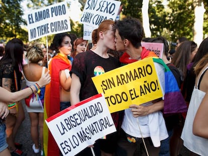 Unos jóvenes con pancartas reivindicativas de la bisexualidad en el Orgullo Gay de Madrid celebrado en 2016.