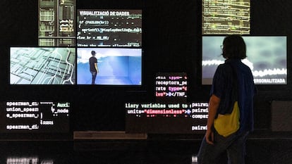 Una de les sales del Centre de Cultura Contemporània de Barcelona (CCCB), que acull l'exposició sobre IA produïda amb el Barcelona Supercomputing Center.