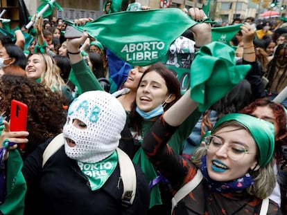 Mujeres colombianas celebran la decisión de la Corte Constitucional de aprobar la despenalización del aborto hasta la semana 24.