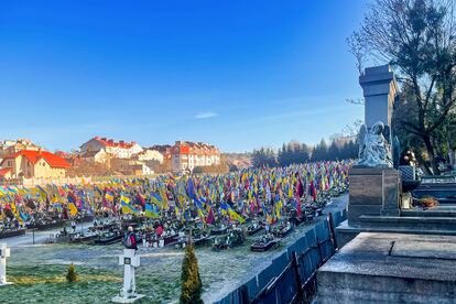 A la izquierda, el cementerio militar de Lviv, donde más de 360 soldados y voluntarios de ayuda al ejército han sido enterrados desde febrero de 2022.