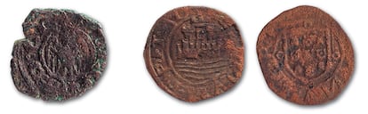 A la izquierda, dinero de Alfonso V de Aragón. En el centro y derecha ceitil del reinado de Manuel I de Portugal, hallados en el puerto de Getaria.