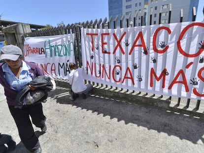 Ind&iacute;genas afectados por la petrolera norteamericana Chevron protestan frente a la Corte Nacional de Justicia de Ecuador, en Quito, en 2012.