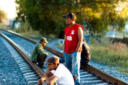 Varios inmigrantes a las afueras del albergue del Hermano Migrante San José de Huehuetoca, estado de México.