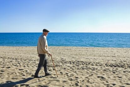 José Luis Sampedro en la playa de Mijas (Málaga).