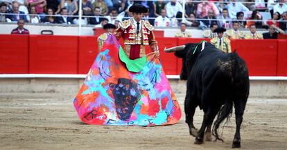 El torero Serafín Marín recibe a su primer toro, de El Pilar, con un capote en el que está escrita la palabra "Libertad", durante la última corrida de toros celebrada en la plaza Monumental de Barcelona después de que el Parlamento de Cataluña decidiera su prohibición