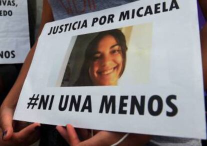 Una manifestante pide justicia para Micaela.