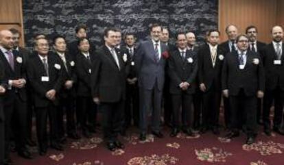 El presidente del Gobierno español, Mariano Rajoy, acompañado por empresarios españoles y japoneses, a su llegada a la inauguración del Encuentro Empresarial "Japón-España: Socios Globales para Negocios e Inversiones".