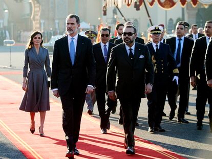 Felipe VI y Mohamed VI y doña Letizia, detrás, durante la visita de Estado de los Reyes de España a Rabat en febrero de 2019.