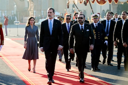 Felipe VI y Mohamed VI y doña Letizia, detrás, durante la visita de Estado de los Reyes de España a Rabat en febrero de 2019.