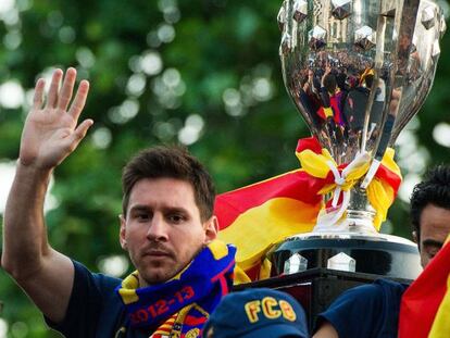 Lionel Messi saluda a los aficionados desde el autobús