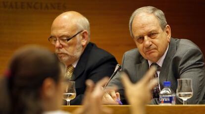 Francisco Javier Ariztegui (derecha), en la comisión de la CAM en las Cortes Valencianas.