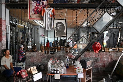 An improvised sales stand in the center of Havana, on July 3, 2024. 