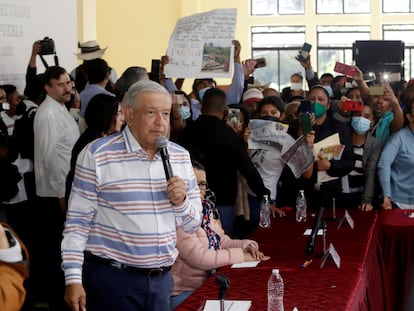 Afectados por el huracán 'Grace' en Puebla ingresaron de forma violenta a un auditoria donde el presidente Andrés Manuel López Obrador se reunía con funcionarios locales, el 3 de octubre.