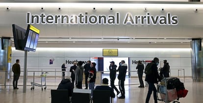 Un grupo de viajeros, en la zona de llegadas del aeropuerto de Heathrow, en Londres.