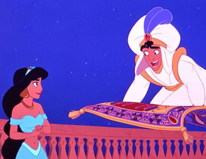 <p> <strong>Do que estamos falando. </strong>Em 1992, Disney rodou ‘Aladdin’ baseando-se em um dos contos de ‘As mil e uma noites’, compilação do folclore oriental datada em torno de 850.</p> <p><strong>Onde está a mentira.</strong> No texto de 850, os desejos de Aladdin ao Gênio (que, longe de ter a personalidade divertida de Robin Williams no original em inglês, não diz mais do que três palavras em toda a história) são diferentes dos do filme da Disney. O primeiro é que ele seja tirado da Caverna das Maravilhas, o segundo é um faustoso banquete depois do qual Aladdin e sua mãe (que, sim, está viva no conto original, enquanto o pai morreu literalmente de vergonha por ter um filho tão safado) vendem a vasilha de prata e se garantem, e o terceiro desejo é o mais perverso: como a princesa Badrulbudur (Yasmin, no filme) se casou com o filho do vizir (o conselheiro do sultão), Aladdin os teletransporta para sua alcova toda noite, tranca o marido no banheiro e fica com a garota até que o sultão dissolve o matrimônio porque não são capazes de consumá-lo. O filho do vizir é a verdadeira vítima da história. </p>